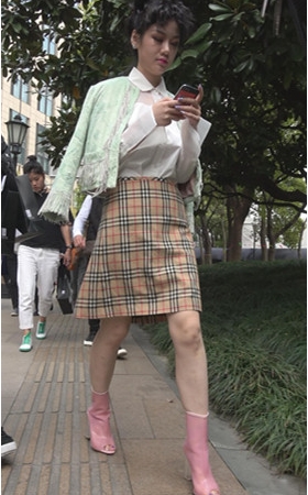 玩手机的粉色高跟小姐姐