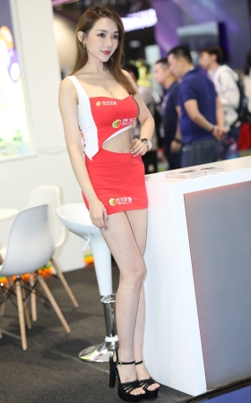 红裙长腿美模