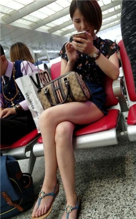 4k-凉鞋热裤碎花T恤街拍美腿