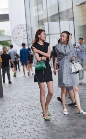 长腿时尚铆钉鞋美