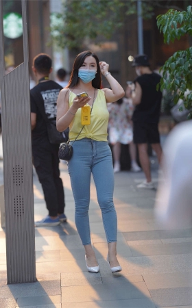 牛仔裤显丰满身材