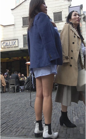 蓝色连体裙裸腿美女