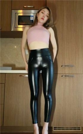 皮裤翘臀美女热舞扭动 [414 MB]