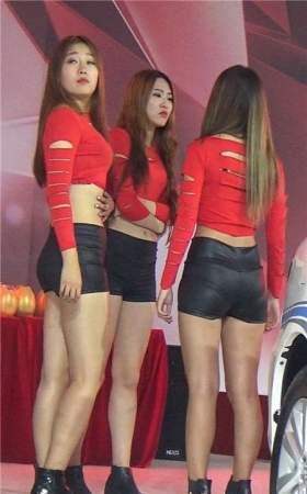 红衣翘臀美女热舞