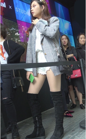 黑色高靴短发美女