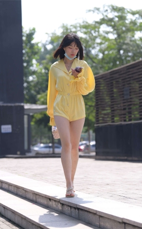 一始街拍作品 遛狗女孩