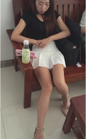 黑衣白裙妹子