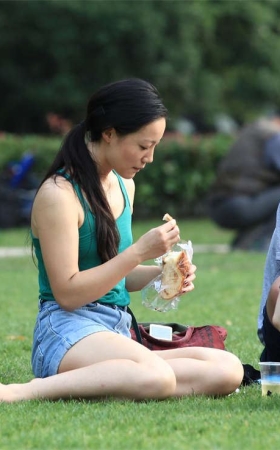 No1220 热辣女孩脸颊微红的样子特别性感