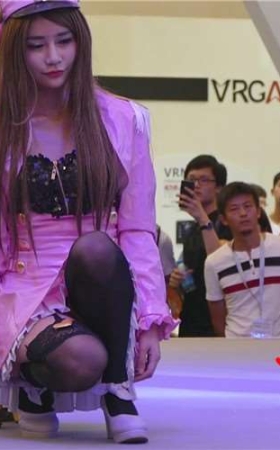 舞蹈表演的cosplay美眉