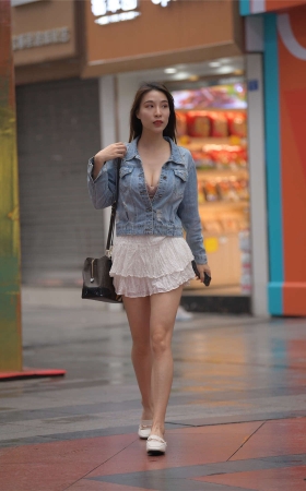 一始街拍作品 - 白色短裙美女