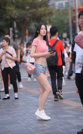 等人的美女热裤