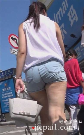 街拍高腰牛仔热裤苹果臀美眉 [661 MB]