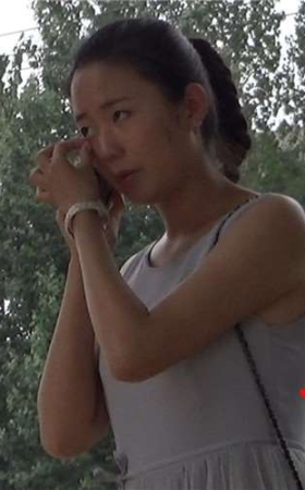 节省的公主裙美女，凉鞋烂了胶水粘。