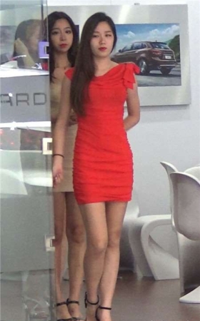 车展走秀的性感包臀裙美女车模