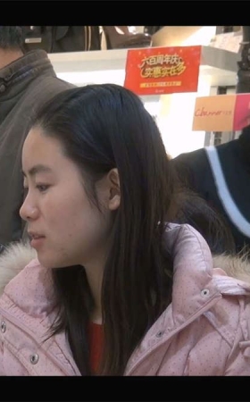 从冬靴中脱出的玉足大都雪白
