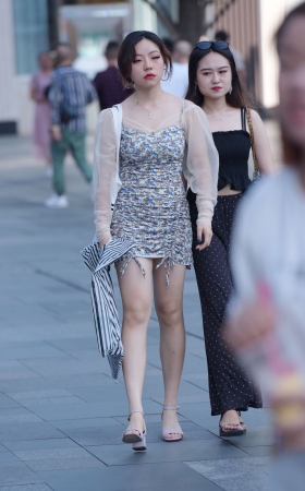花裙子美女