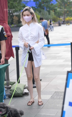 遛狗的白皙美腿女生 [21P]