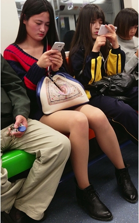 地铁上的长腿妹子