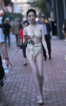 白色泳装