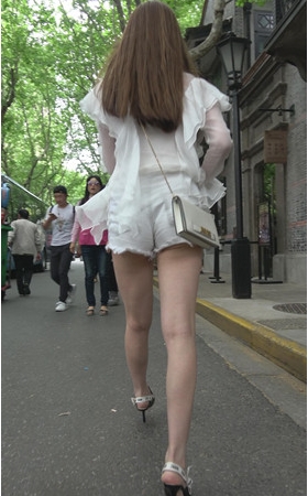 漂亮的白色热裤裸腿美女