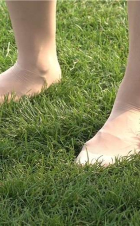 4k-连衣裙肉丝美足美女草地上放风筝