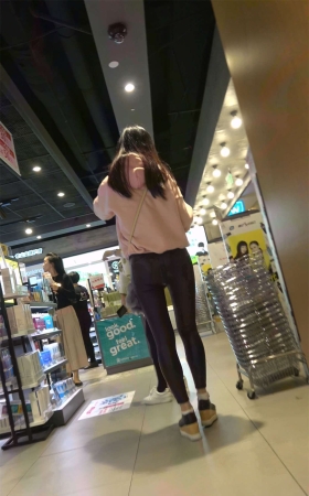 粉色卫衣皮裤气质美女
