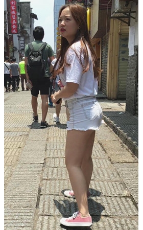 漂亮的热裤美女