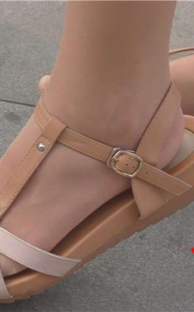 4k-颜值爆表的肉丝凉鞋女孩，玉足粉嫩多汁。