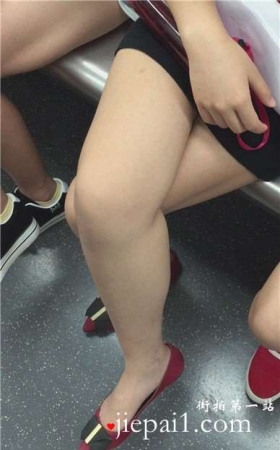 地铁拍摄美腿性感雪白腿腿的女神姐姐