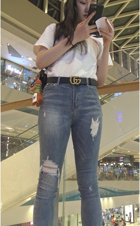 蓝色牛仔裤美女