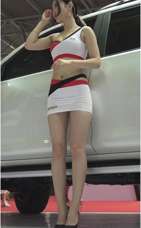 白色包臀裙车模美眉