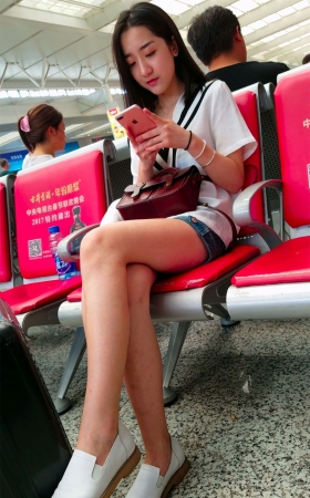 蓝色牛仔小短裤长发清纯漂亮美女极品长腿