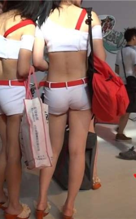 ChinaJoy展会现场的美臀长腿妹子们。