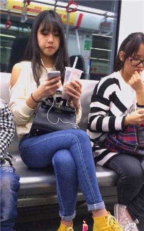 超紧身的蓝牛妹子，感觉快要撑爆了！[2.85 GB]