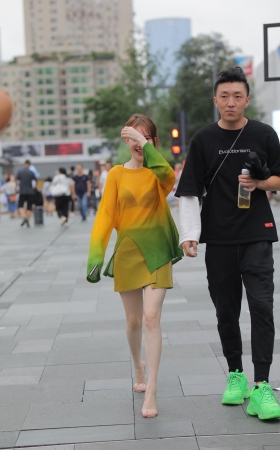 黄衣绿裙