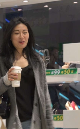 一眼就让你心动的女神，脱鞋了