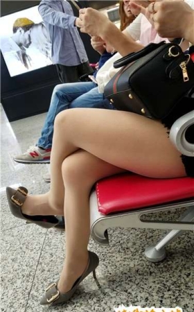4k超清，候车室自拍的极品丝袜长腿高跟鞋美女