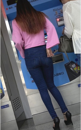 粉衣牛仔裤高腰美女