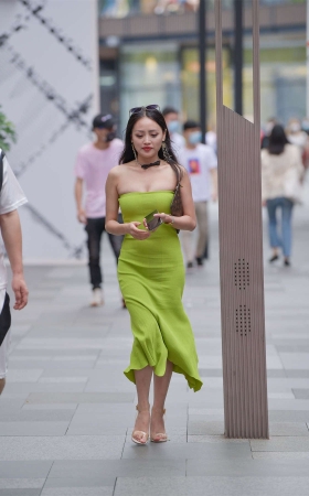 视觉冲击街拍作品 - 抹胸美少妇