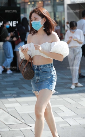 牛仔包臀裙美眉 [18P]