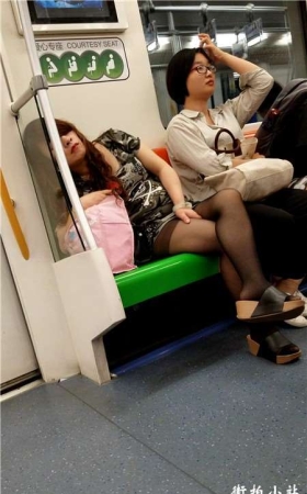 4K - 地铁近拍性感黑丝美女姐姐