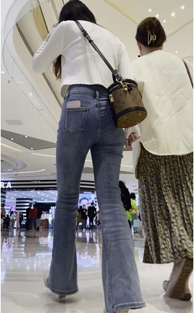 苗条的牛仔裤美女