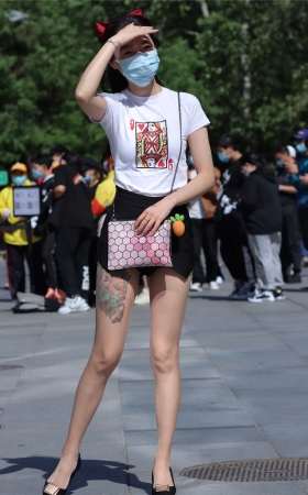 黑色热裤肉丝高跟纹身