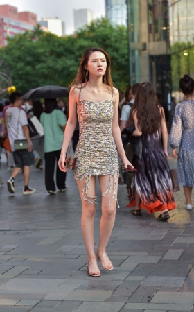 吊带裙小姐姐