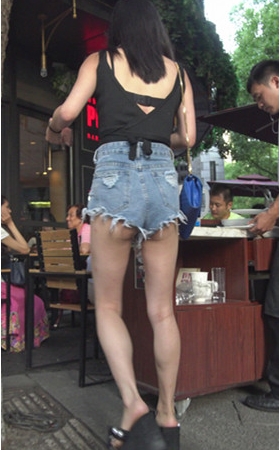高腰热裤月牙美女