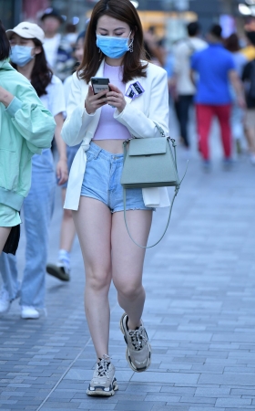 热裤气质美女