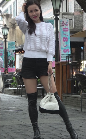 漂亮的高靴黑热裤美女