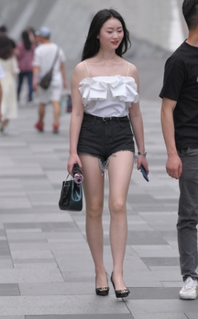 牛奶般的肌肤，热裤大白腿美眉