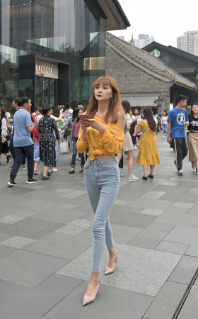 紧身牛仔裤高跟美女