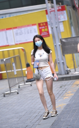 白色热裤妹子
